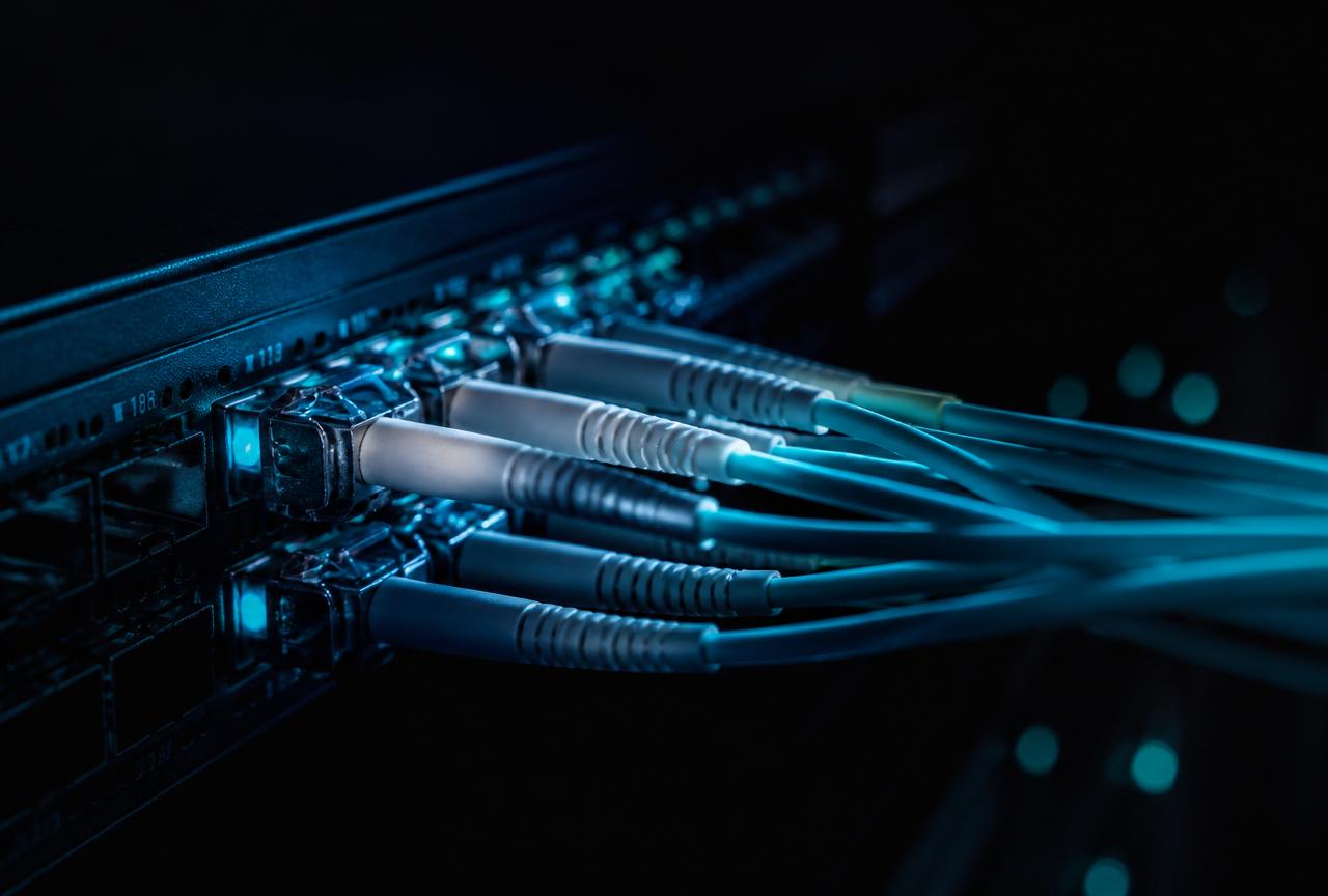 Puertos de switch empresarial con cableado de fibra óptica